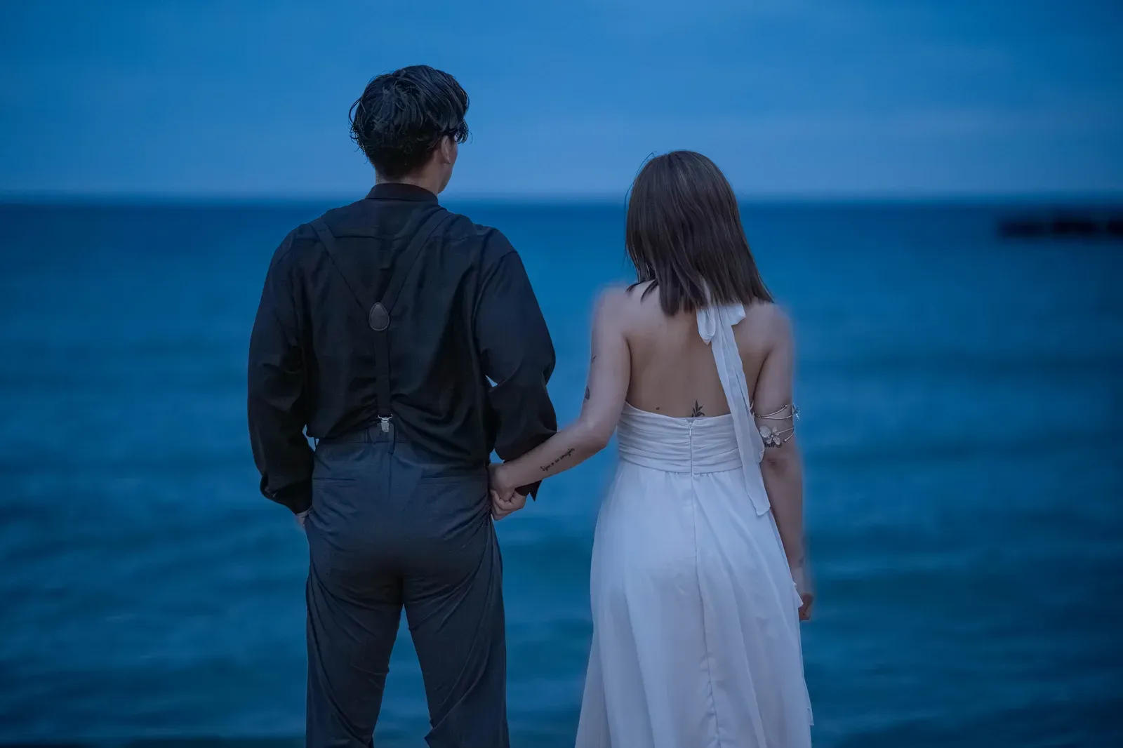 海で手をつなぐおふたりのウェディング前撮り