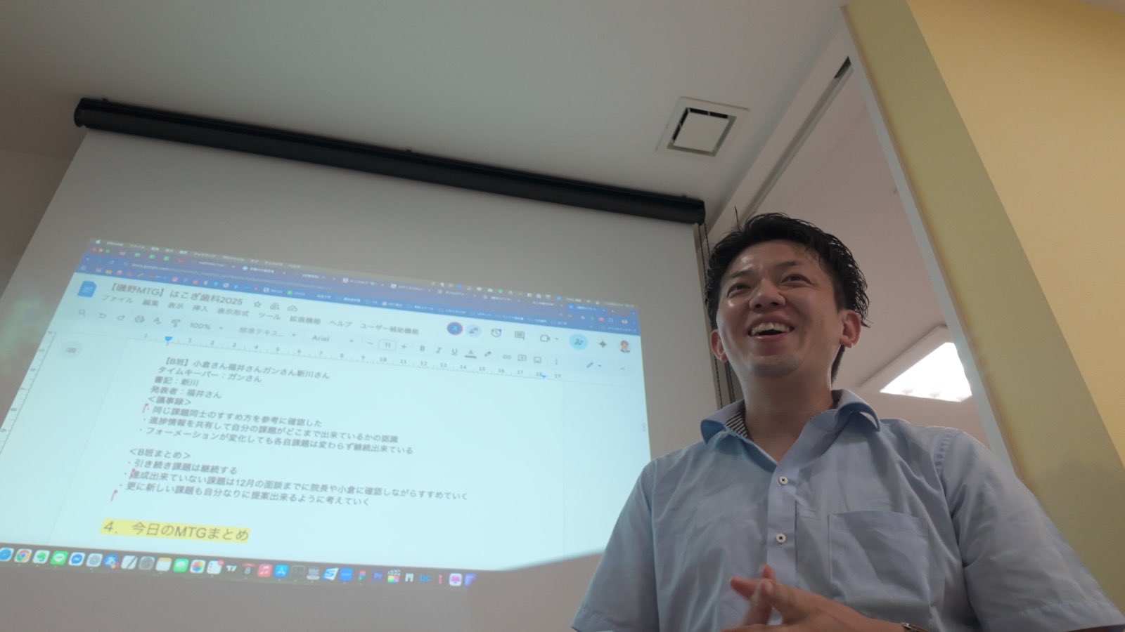 医院ミーティングでフィードバックする代表